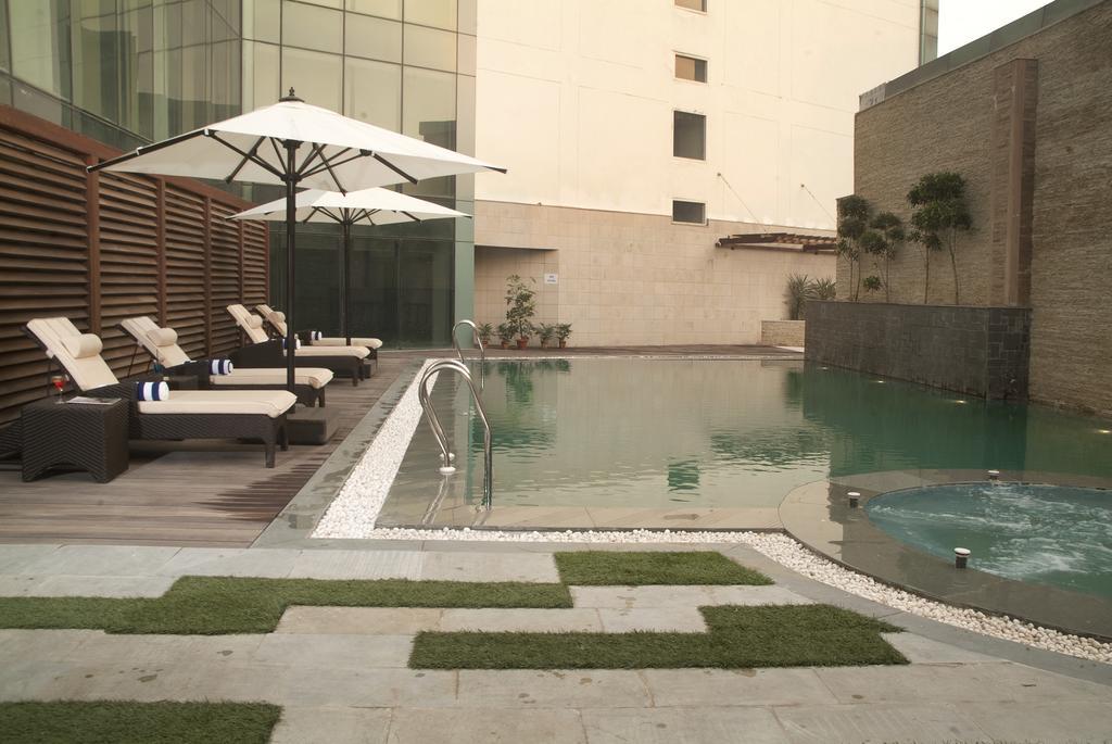 Savoy Suites Grander Noida Exterior foto