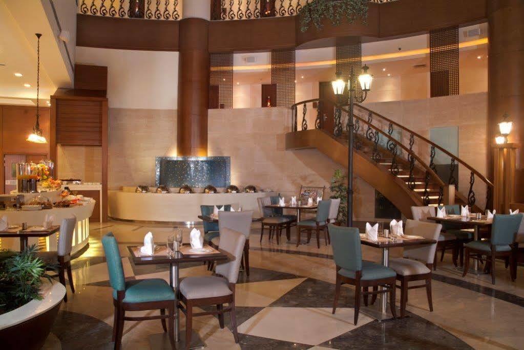 Savoy Suites Grander Noida Exterior foto
