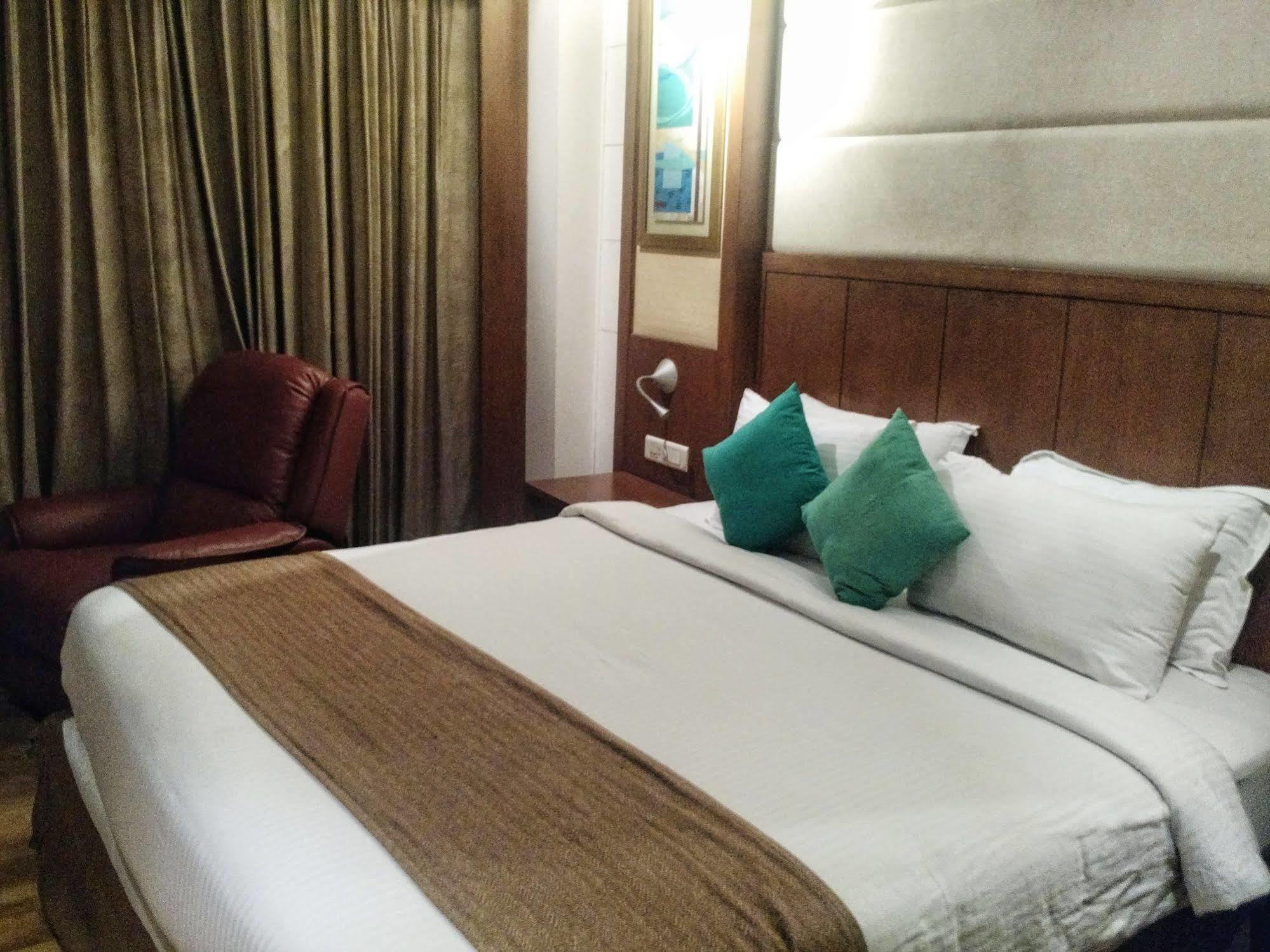 Savoy Suites Grander Noida Exterior foto