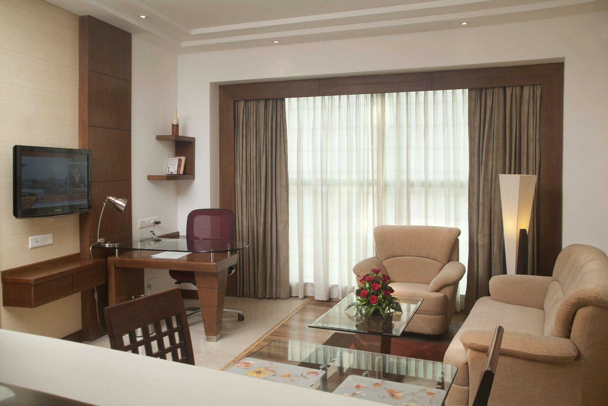 Savoy Suites Grander Noida Exterior foto