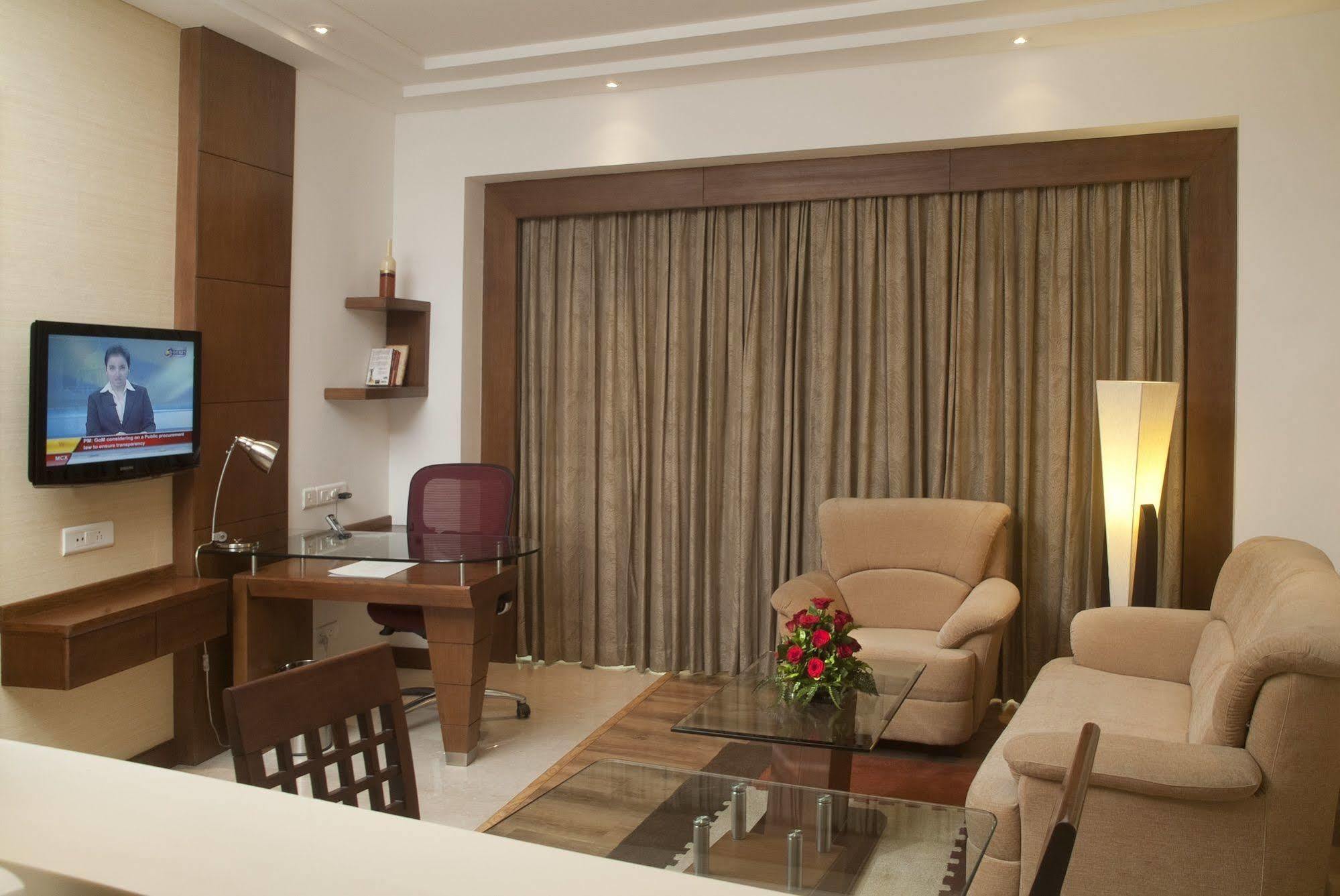 Savoy Suites Grander Noida Exterior foto