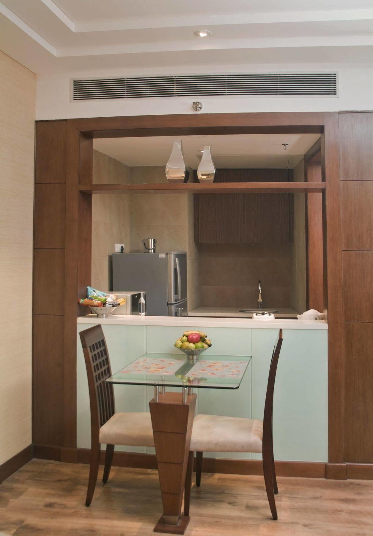 Savoy Suites Grander Noida Exterior foto