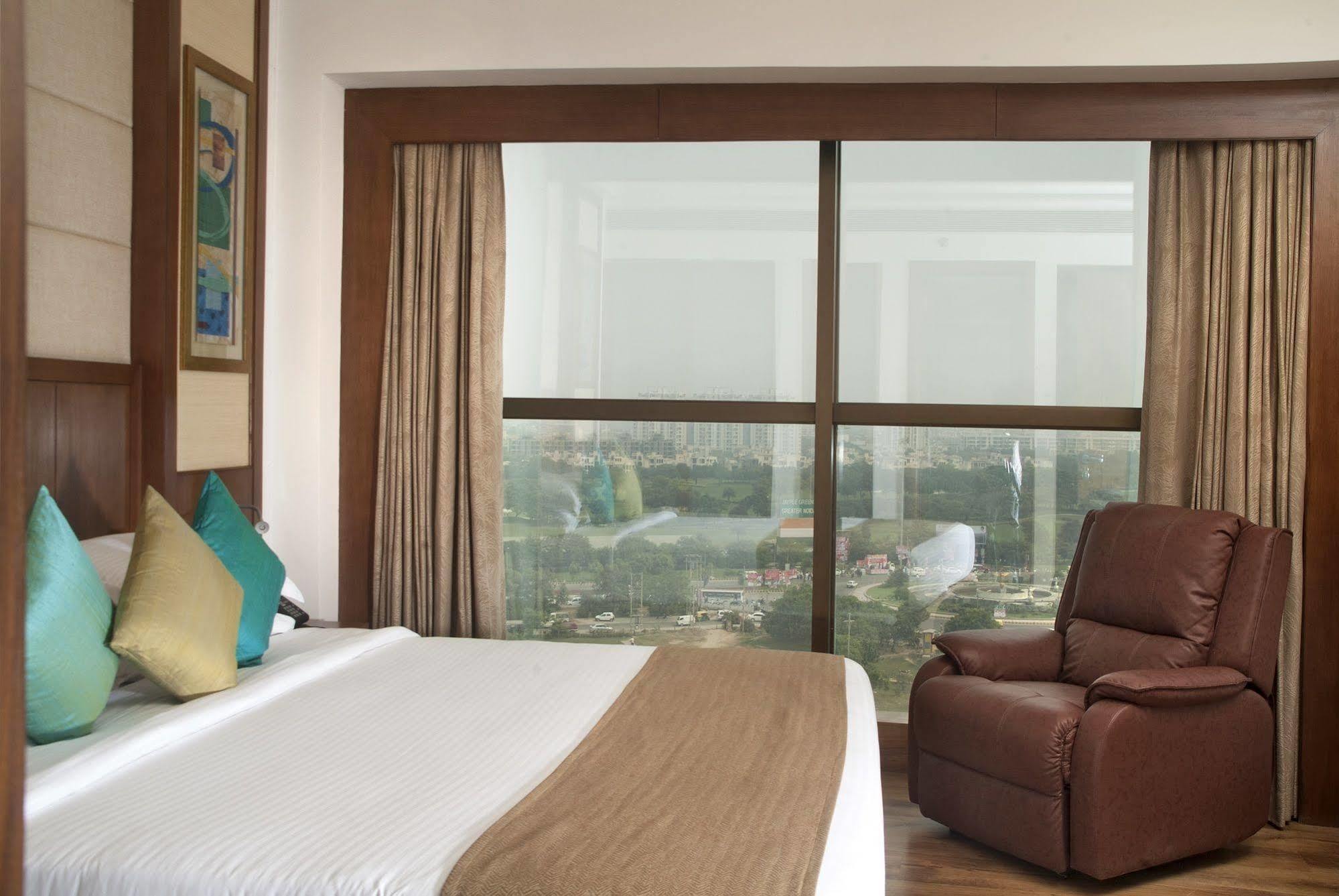 Savoy Suites Grander Noida Exterior foto