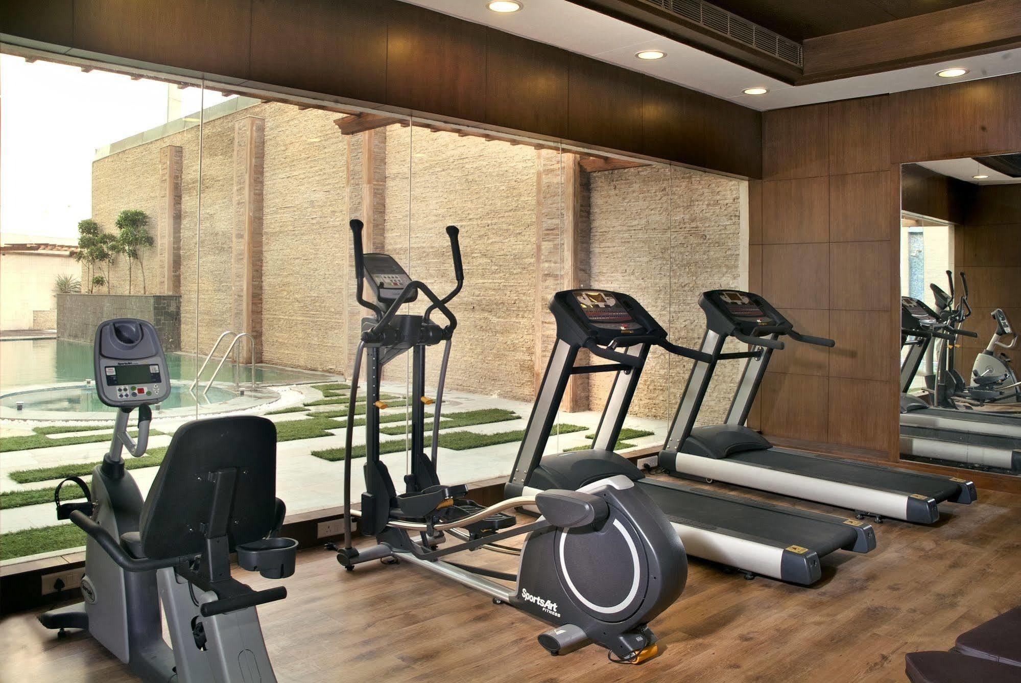 Savoy Suites Grander Noida Exterior foto