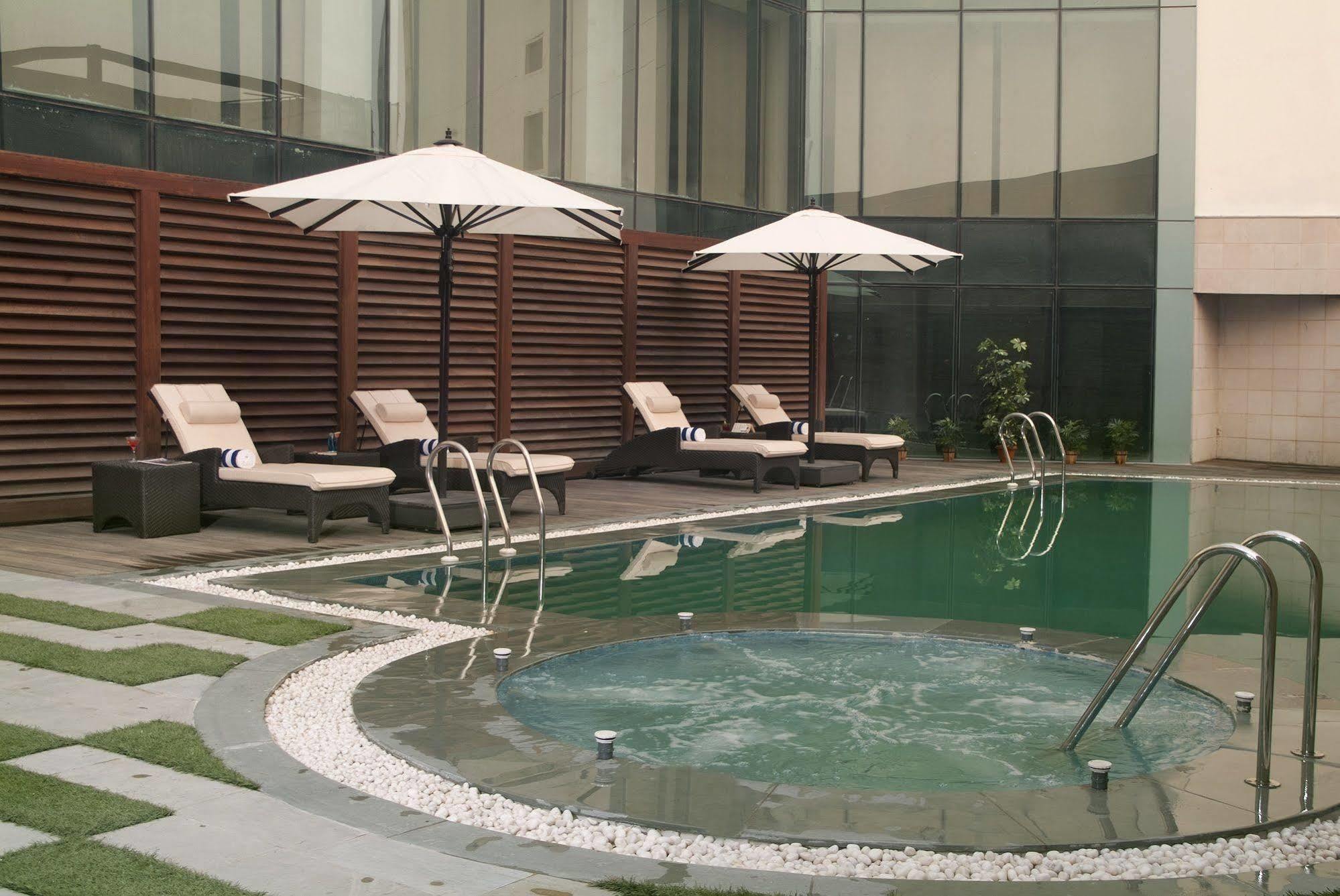 Savoy Suites Grander Noida Exterior foto