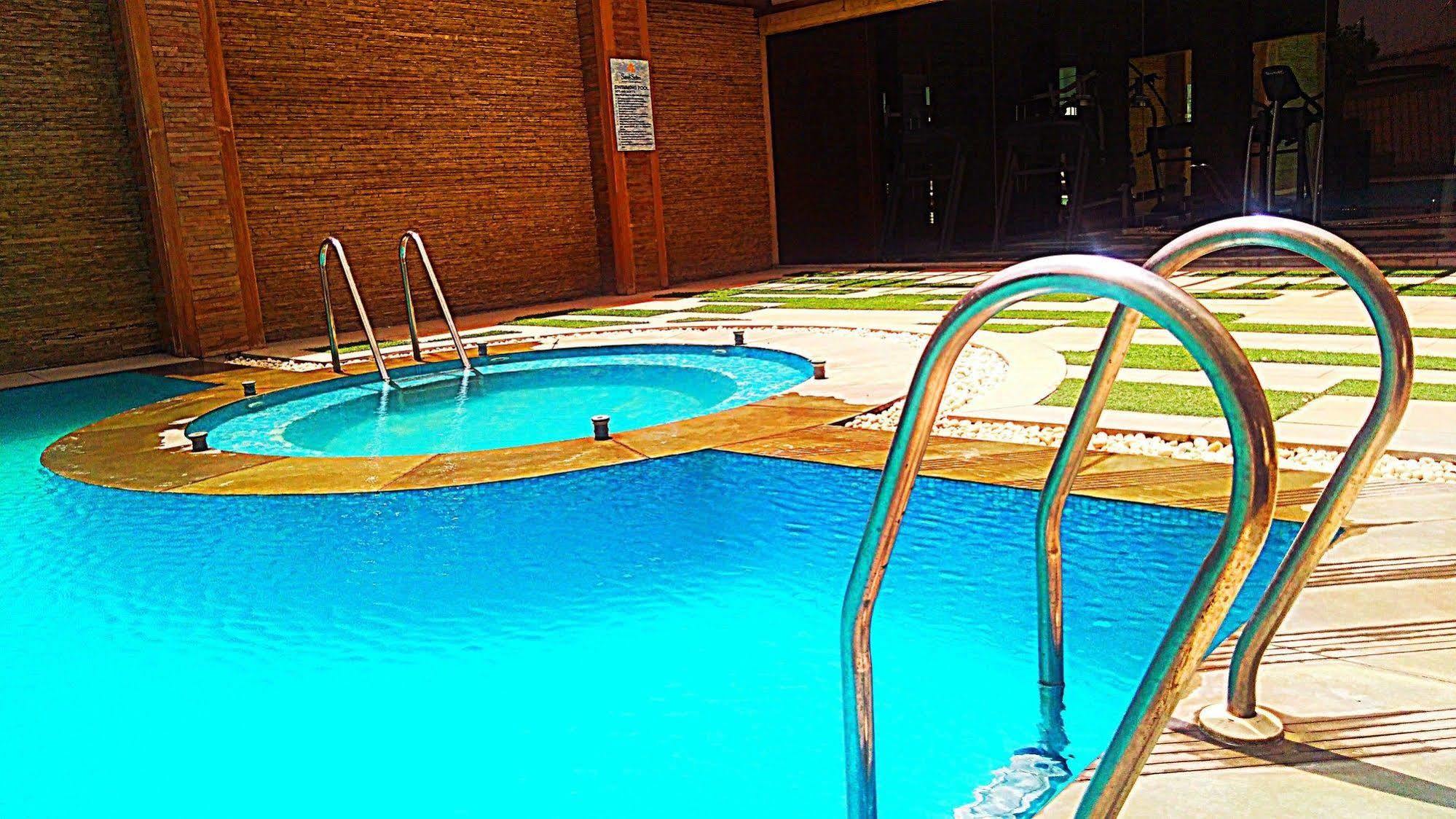 Savoy Suites Grander Noida Exterior foto