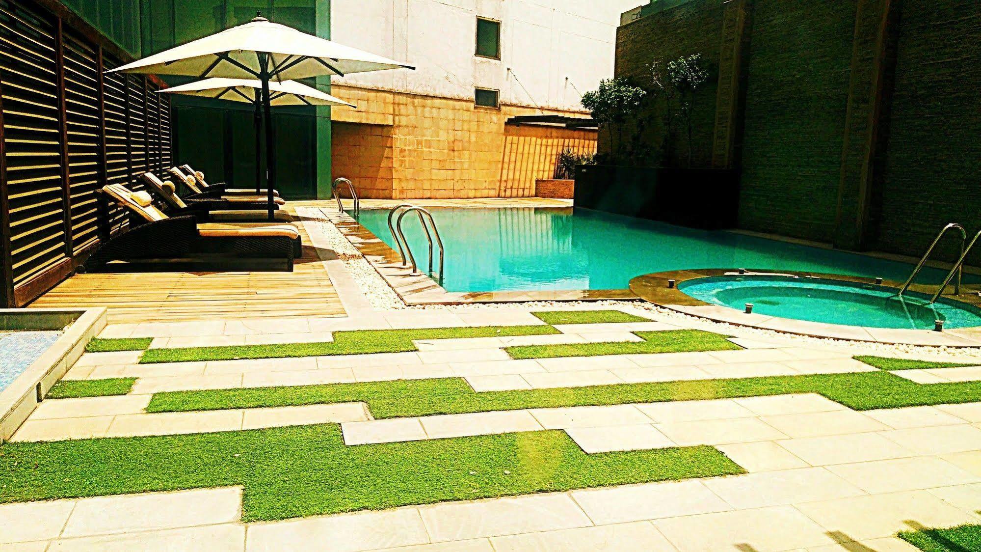 Savoy Suites Grander Noida Exterior foto