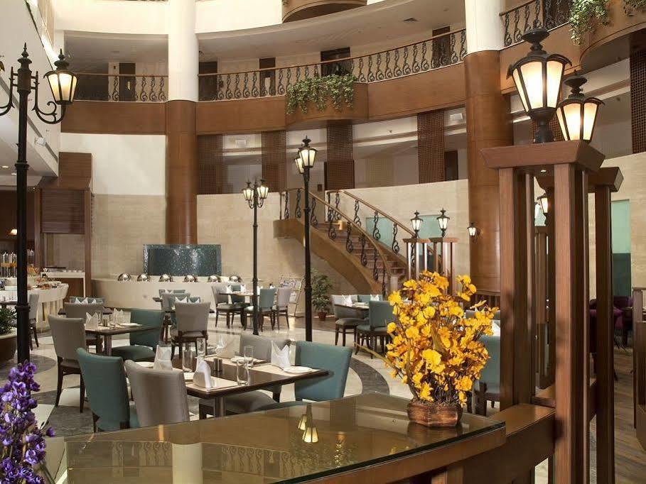 Savoy Suites Grander Noida Exterior foto