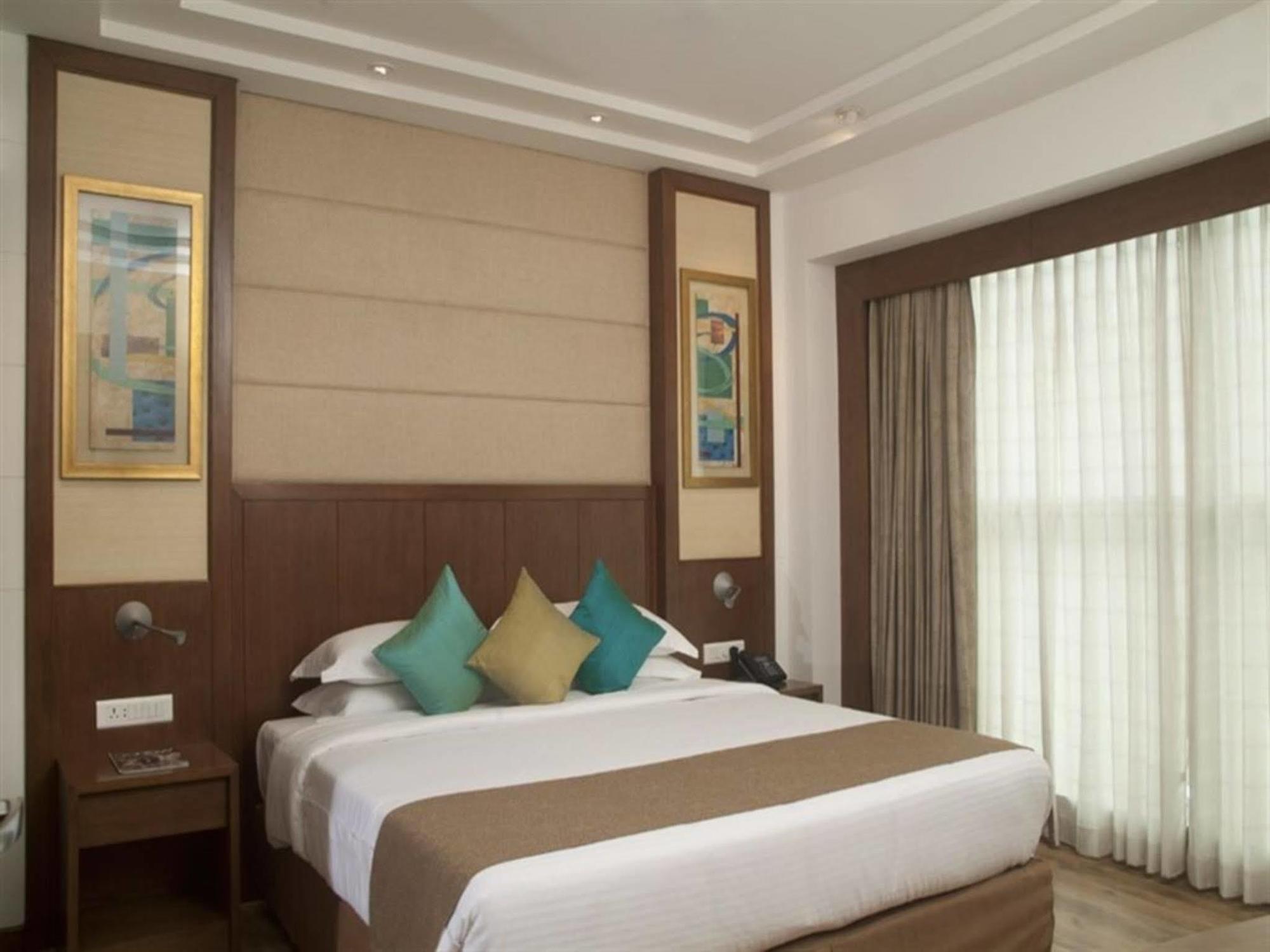 Savoy Suites Grander Noida Exterior foto