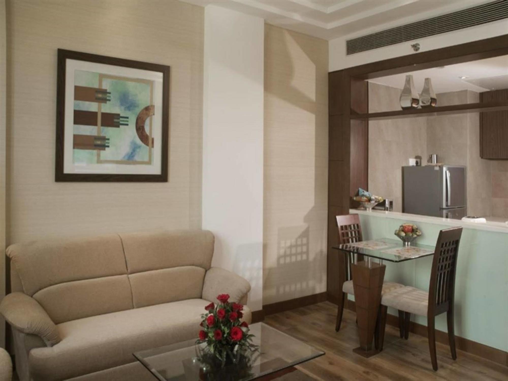 Savoy Suites Grander Noida Exterior foto