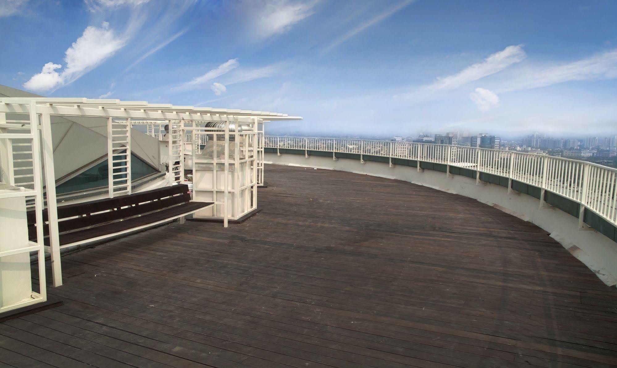 Savoy Suites Grander Noida Exterior foto
