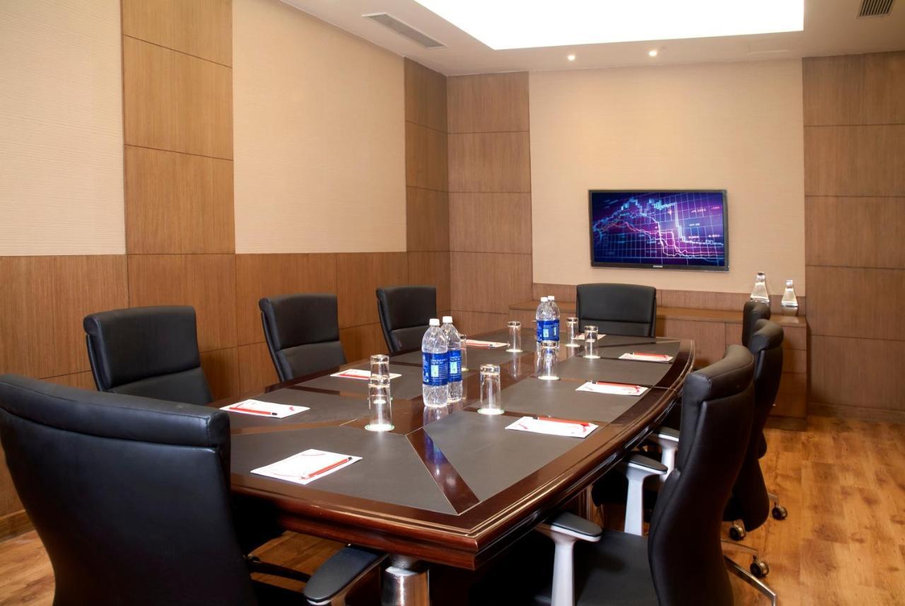 Savoy Suites Grander Noida Exterior foto